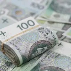 Stos banknotów 100 zł, symbolizujący bezpieczne inwestowanie.
