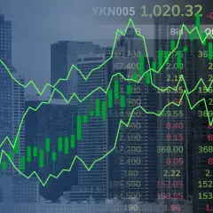 Wykresy giełdowe na tle wieżowców. Zielone linie wskazują wzrosty, sugerując, że etf to dobra inwestycja.