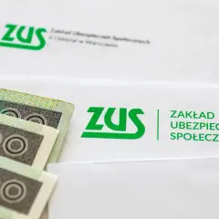 Pieniądze i dokumenty ZUS. Czerwcowe emerytury już wkrótce trafią do odbiorców.