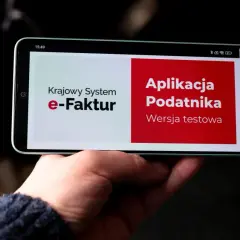 Telefon z aplikacją "Krajowy System e-Faktur" i "Aplikacja Podatnika". Może być problem z logowaniem do KSeF.