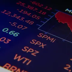 Wykres giełdowy z danymi, w tym wskaźnikami jak SPMi, SPX, SPZ, WTI. Widać spadki, a obok liczby, które mogą oznaczać cenę lub zmianę.