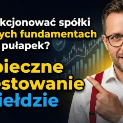 Mężczyzna w okularach i czerwonych szelkach wskazuje na wykresy giełdowe, sugerując bezpieczną akcję inwestycyjną i unikanie pułapek.