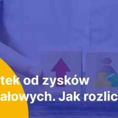 Dwa drewniane klocki z symbolami strzałki w górę i sakiewki z pieniędzmi.