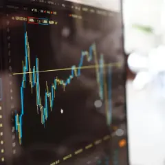 Wykresy giełdowe na monitorze. Czy to już moment na margin call? Analiza cen GBPUSD.