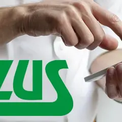 Dłonie korzystające ze smartfona, obok zielone logo ZUS. Możliwe, że chodzi o przeliczenie emerytury kapitałowej na powszechną.