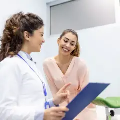 Lekarka z Narodowego Funduszu Zdrowia wyjaśnia pacjentce wyniki badań. Co wpisać, by uzyskać skierowanie?
