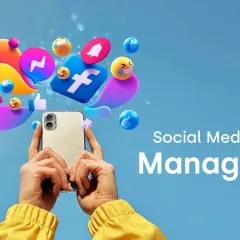 Ręce trzymające telefon, otoczone ikonami mediów społecznościowych i emotikonami. Idealny obraz dla social media managera.