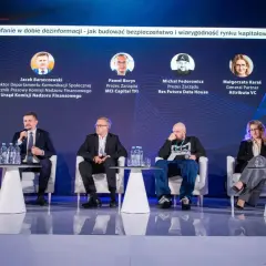 Panel dyskusyjny o budowaniu zaufania na rynku kapitałowym. Uczestnicy dzielą się swoimi historiami i doświadczeniami w erze dezinformacji.