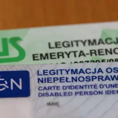 Legitymacja osoby niepełnosprawnej obok legitymacji emeryta-rencisty ZUS. Dokumenty te potwierdzają status osoby, która może potrzebować wsparcia opiekuna osoby niepełnosprawnej.