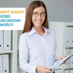 Uśmiechnięta kobieta w okularach trzyma dokumenty. Tekst na zdjęciu: "Jak obniżyć koszty firmy dzięki outsourcingowi księgowości?".