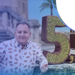 Mężczyzna obok czekoladowych cyfr 5,5% i logo Crédit Agricole. Odkryj atrakcyjne lokaty w Crédit Agricole!