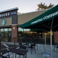 Nowy Starbucks z drive-thru i stolikami na zewnątrz. Idealne miejsce na kawę i spotkania.
