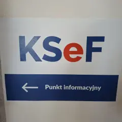 Tabliczka z napisem KSeF i strzałką w lewo wskazującą Punkt informacyjny.