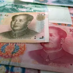 Chińskie banknoty, w tym 20 i 100 juanów (RMB), z wizerunkiem Mao Zedonga.