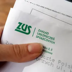 Dłoń trzyma dokument ZUS. To ważny krok w kierunku odprawy emerytalnej w małej firmie.