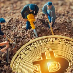 Figurki górników pracują przy kopaniu kryptowalut, używając kilofów i młota pneumatycznego, aby wydobyć złoty Bitcoin z ziemi.