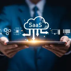 Chmura z napisem SaaS, ikony technologii i serwerów. To jest właśnie SaaS, co to jest?