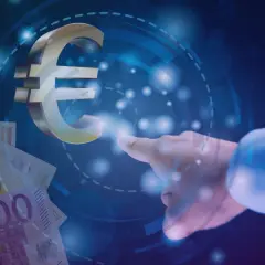 Dłoń wskazuje na symbol euro, obok leżą banknoty. Analiza kursu eur czk.