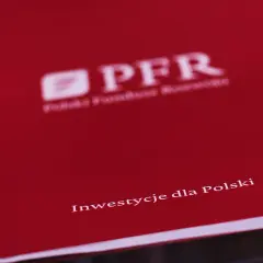 Czerwona okładka z logo PFR i napisem "Inwestycje dla Polski". To symbol wsparcia dla polskiego venture capital.