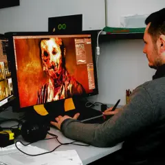 Grafik tworzy przerażającą postać zombie na ekranie, pracując nad nowymi **bloober akcje**.