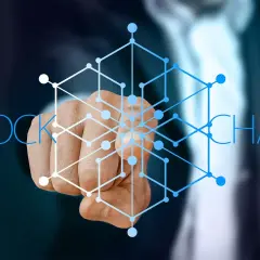 Dłoń wskazuje na sieć blockchain, symbolizującą technologię Vechain i jej potencjał.