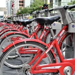 Rzędy czerwonych rowerów miejskich Houston B-cycle, gotowych do wypożyczenia. To świetny przykład **saas** w transporcie miejskim.