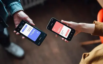 Dwie osoby dokonują płatności przez telefon. Jedna pokazuje "Payment Received $45.00", druga "Payment Sent $45.00". Czy Revolut jest bezpieczny? Tak, transakcje są szyfrowane.