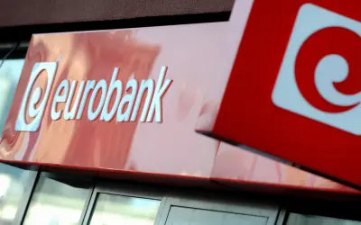 Logo eurobank na czerwonym tle. Obok widoczny fragment czerwonego kwadratu z białym znakiem.