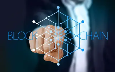 Dłoń wskazuje na sieć blockchain, symbolizującą technologię Vechain i jej potencjał.