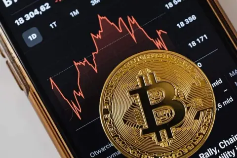 Czy warto jeszcze inwestować w bitcoin? Sprawdź ryzyko i korzyści