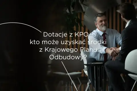 Dwóch mężczyzn w garniturach ściska sobie dłonie. Na pierwszym planie tekst: "Dotacje z KPO - kto może uzyskać środki z Krajowego Planu Odbudowy?".