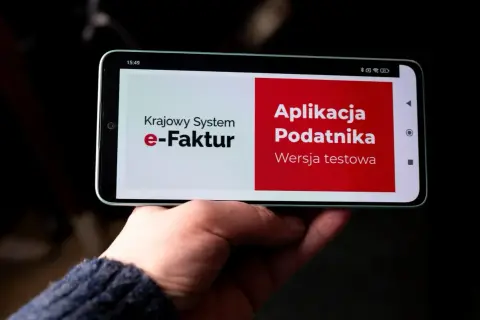 Telefon z aplikacją "Krajowy System e-Faktur" i "Aplikacja Podatnika". Może być problem z logowaniem do KSeF.
