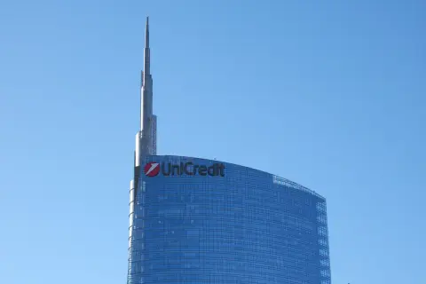 Szklany wieżowiec UniCredit z charakterystycznym logo, sięgający nieba. To symbol nowoczesności, jakby bank Aion miał tu swoje biuro.