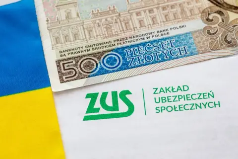 Flaga Ukrainy, banknot 500 zł i logo ZUS. Temat: emerytura dla ukraińców.