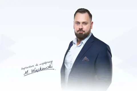 Mężczyzna w garniturze, podpis "M. Więckowski zapraszam do współpracy".