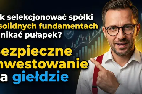 Mężczyzna w okularach i czerwonych szelkach wskazuje na wykresy giełdowe, sugerując bezpieczną akcję inwestycyjną i unikanie pułapek.
