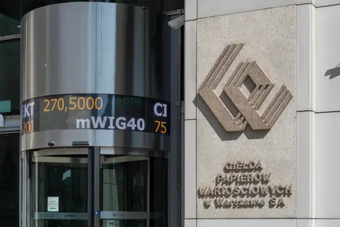 Elektroniczna tablica informacyjna przy Giełdzie Papierów Wartościowych w Warszawie pokazuje kursy, w tym mWIG40, który jest ważnym wskaźnikiem dla fundusz akcji polskich.