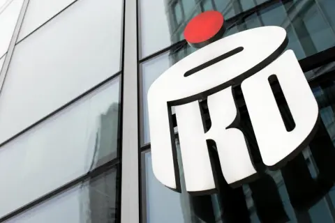 Logo PKO na szklanej fasadzie budynku. Czy bank PeKaO i PKO to to samo? Nie, to dwa różne banki.