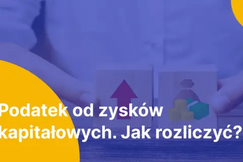 Dwa drewniane klocki z symbolami strzałki w górę i sakiewki z pieniędzmi.