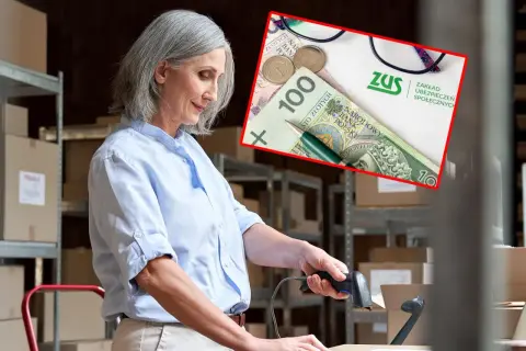 Kobieta w magazynie skanuje paczkę. W tle symbol ZUS, pieniądze i okulary – rozważania o latach pracy a wysokość emerytury.