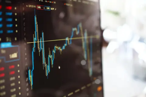 Wykresy giełdowe na monitorze. Czy to już moment na margin call? Analiza cen GBPUSD.