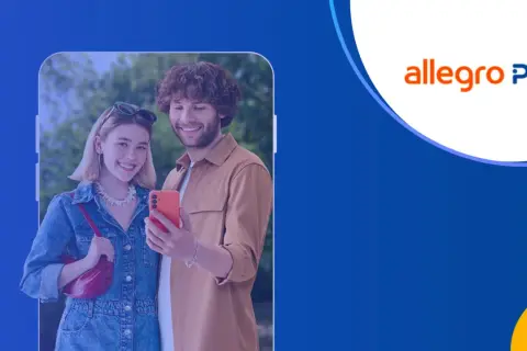 Uśmiechnięta para robi selfie telefonem. Na ekranie telefonu widoczna jest karta Allegro Pay, symbolizująca wygodne płatności.