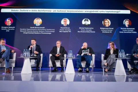 Panel dyskusyjny o budowaniu zaufania na rynku kapitałowym. Uczestnicy dzielą się swoimi historiami i doświadczeniami w erze dezinformacji.