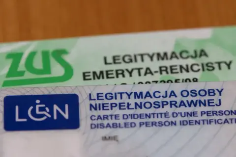 Legitymacja osoby niepełnosprawnej obok legitymacji emeryta-rencisty ZUS. Dokumenty te potwierdzają status osoby, która może potrzebować wsparcia opiekuna osoby niepełnosprawnej.