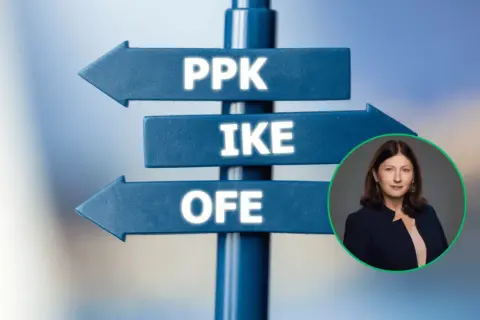 Znak drogowy z opcjami PPK, IKE, OFE i kobieta. Zmiana pracy to dobry moment na przemyślenie PPK.