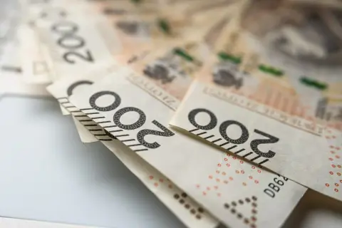 Złotówki, banknoty 200 zł. Czy to wystarczy, by dowiedzieć się, ile wynosi emerytura olimpijska?