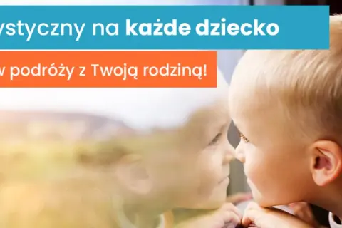 Bon turystyczny na każde dziecko. Wkrótce w podróży z Twoją rodziną! Mały chłopiec patrzy przez okno, marząc o wakacjach.