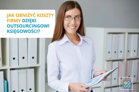 Uśmiechnięta kobieta w okularach trzyma dokumenty. Tekst na zdjęciu: "Jak obniżyć koszty firmy dzięki outsourcingowi księgowości?".
