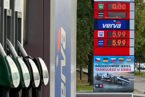 Ceny paliw w Polsce: wykres 10 lat? Nie, to aktualne ceny na dystrybutorach. Diesel i benzyna 95 po 5,99 zł.