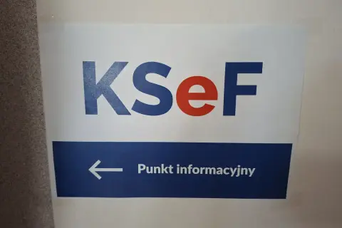 Tabliczka z napisem KSeF i strzałką w lewo wskazującą Punkt informacyjny.